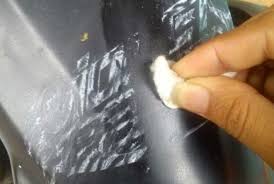 Trik Menghilangkan Noda Bekas Stiker Yang Lengket